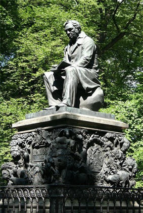 Пам'ятник байкаря Івана Андрійовича Крилова в Літньому саду Санкт-Петербурга