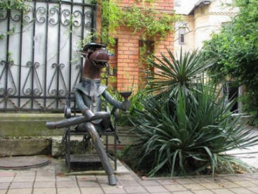 Стихи и песни о Сочи: Конь в пальто - сочинский памятник